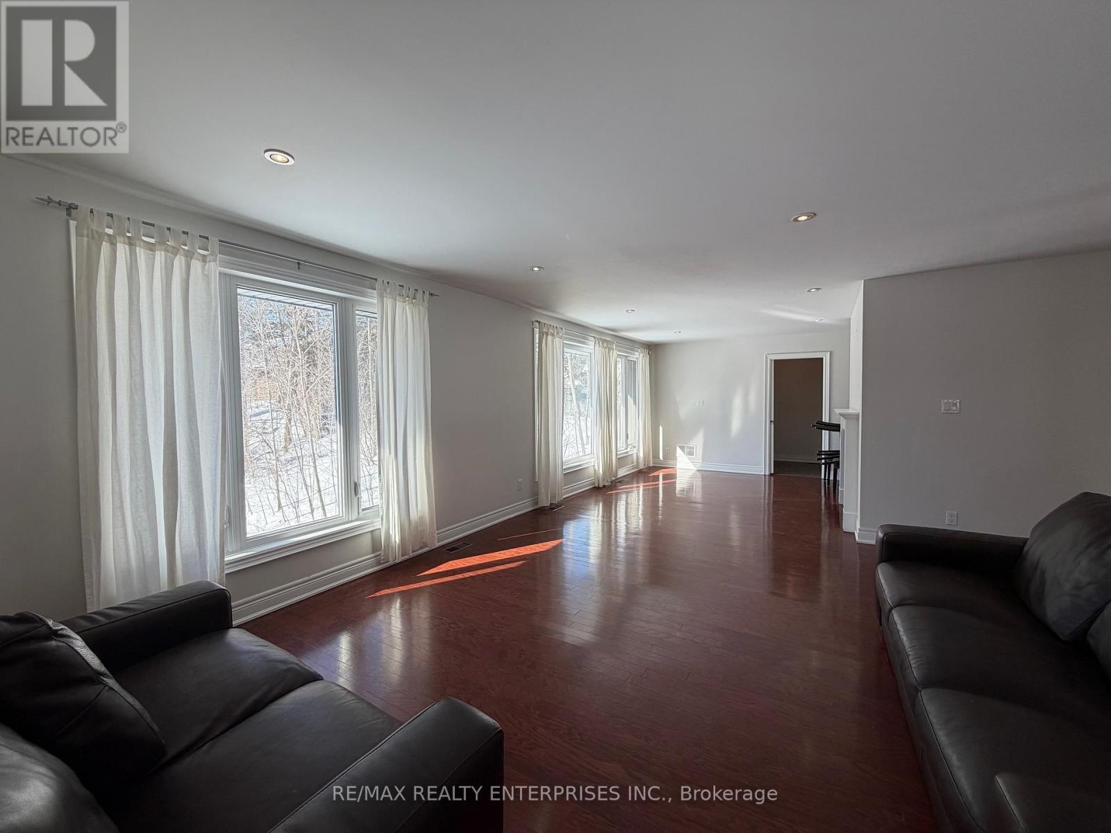 860 Clarkson Road S, Mississauga, ON - Indoor Photo Showing Living Room