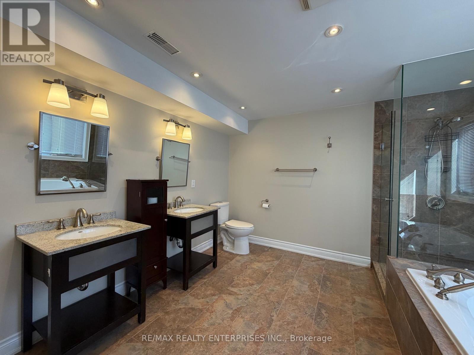 860 Clarkson Road S, Mississauga, ON - Indoor Photo Showing Bathroom