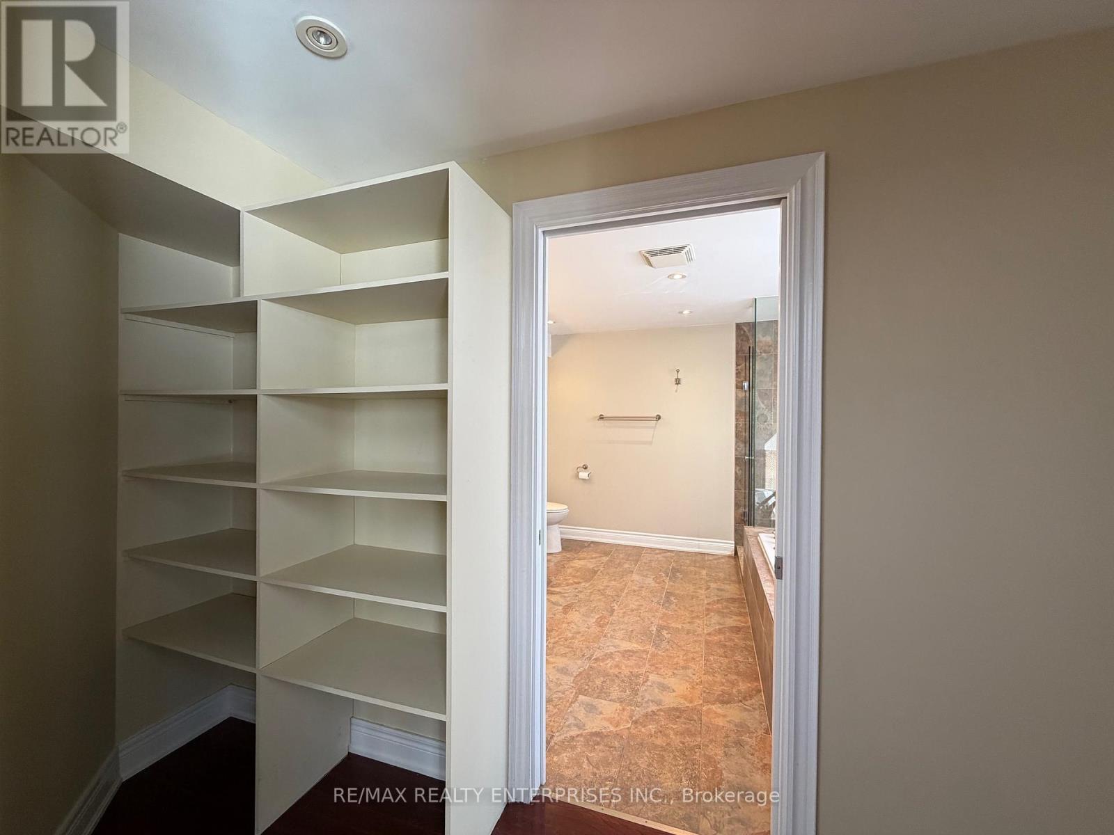 860 Clarkson Road S, Mississauga, ON - Indoor