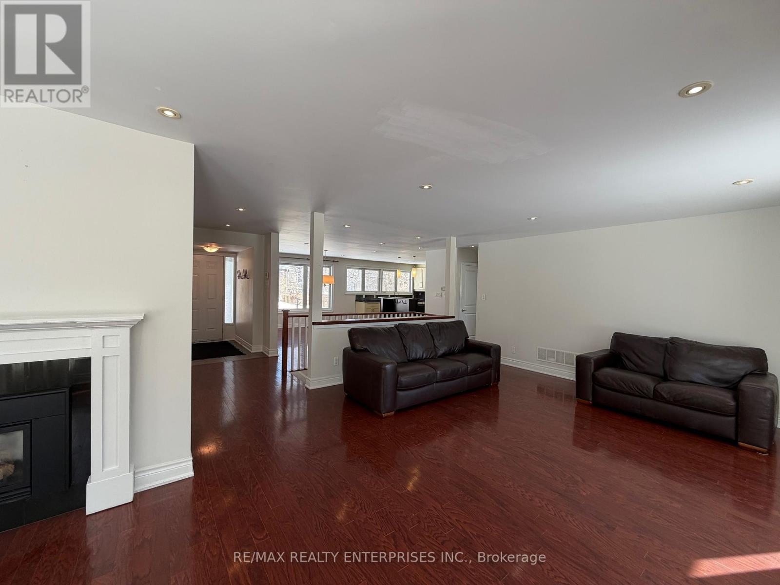860 Clarkson Road S, Mississauga, ON - Indoor Photo Showing Living Room With Fireplace