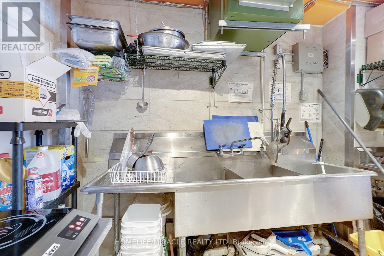 723 Lakeshore Road E, Mississauga, ON