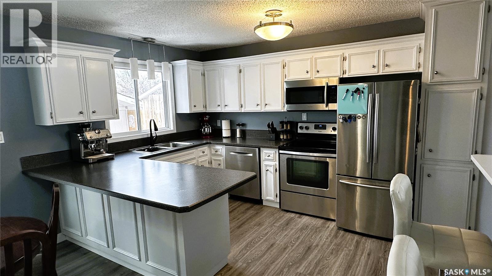 131 Dunsmore Drive, Regina, SK - Indoor Photo Showing Kitchen With Double Sink