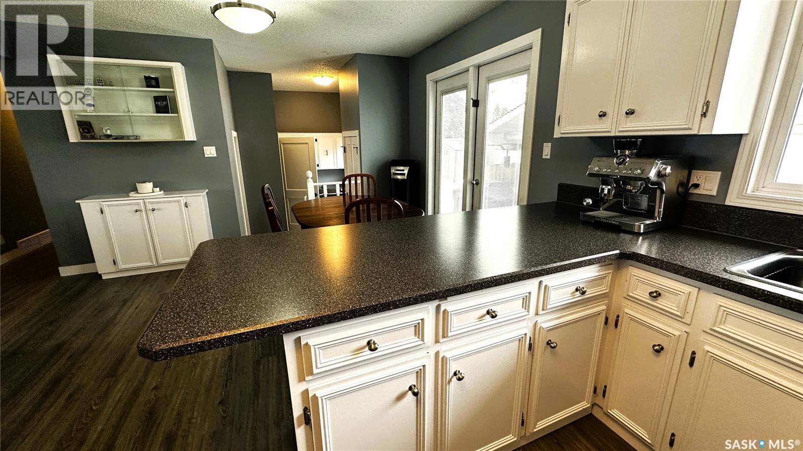 131 Dunsmore Drive, Regina, SK - Indoor Photo Showing Kitchen
