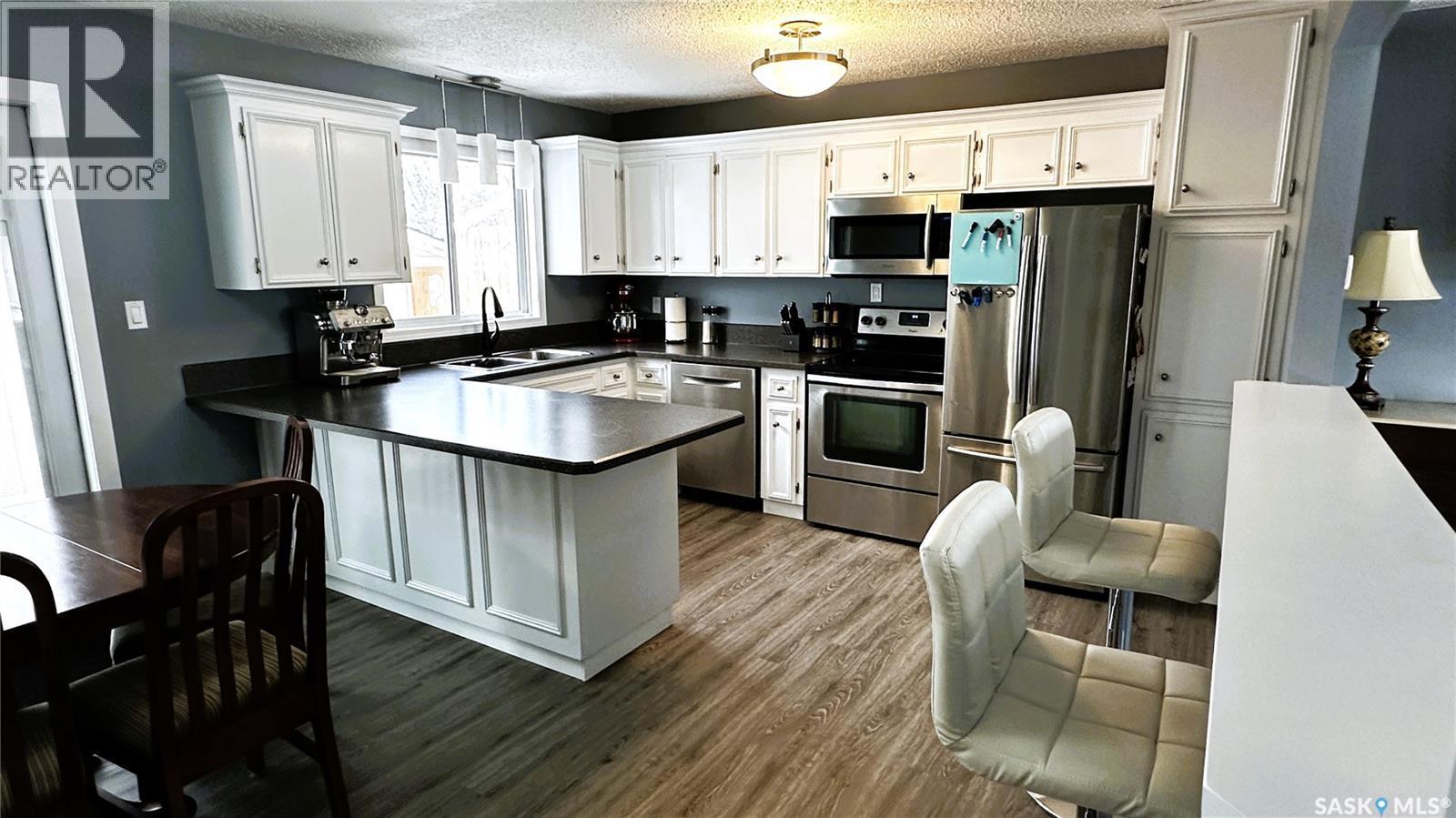 131 Dunsmore Drive, Regina, SK - Indoor Photo Showing Kitchen