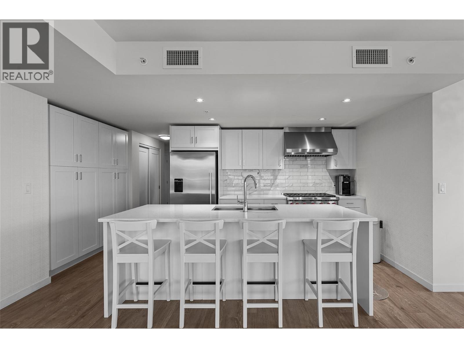 485 Groves Avenue Unit# 505, Kelowna, BC - Indoor Photo Showing Kitchen With Upgraded Kitchen