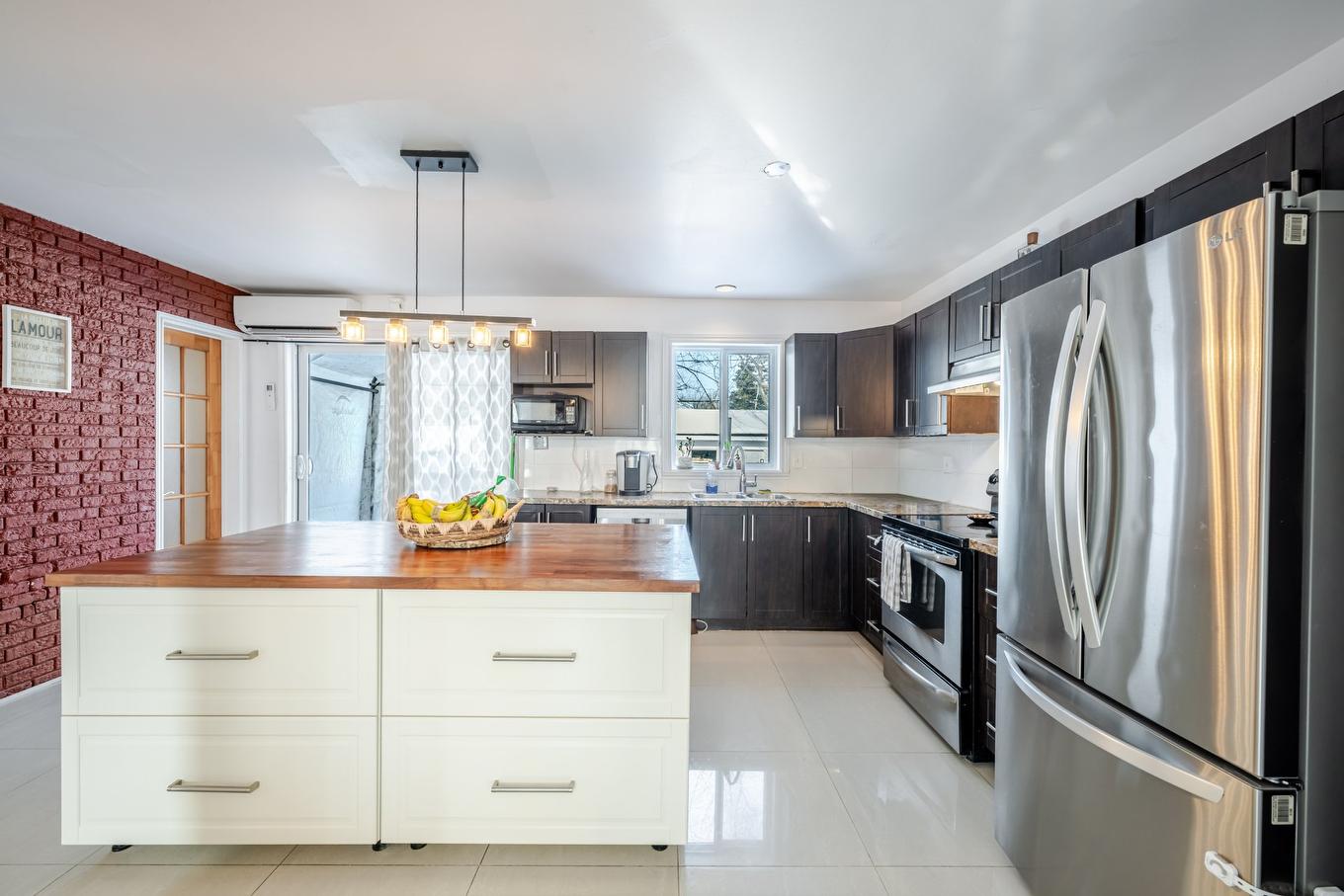 Cuisine - 5730 Av. Albanie, Brossard, QC - Indoor Photo Showing Kitchen With Upgraded Kitchen