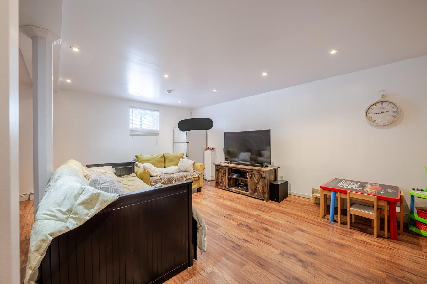 Salle familiale - 5730 Av. Albanie, Brossard, QC - Indoor