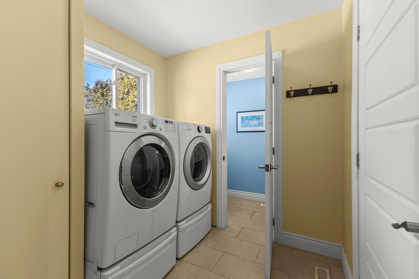 Laundry room - 28 Rue Eaton, Kirkland, QC - Indoor Photo Showing Laundry Room