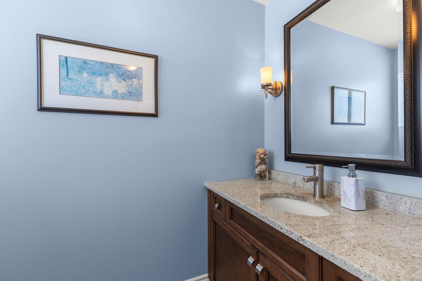 Powder room - 28 Rue Eaton, Kirkland, QC - Indoor Photo Showing Bathroom