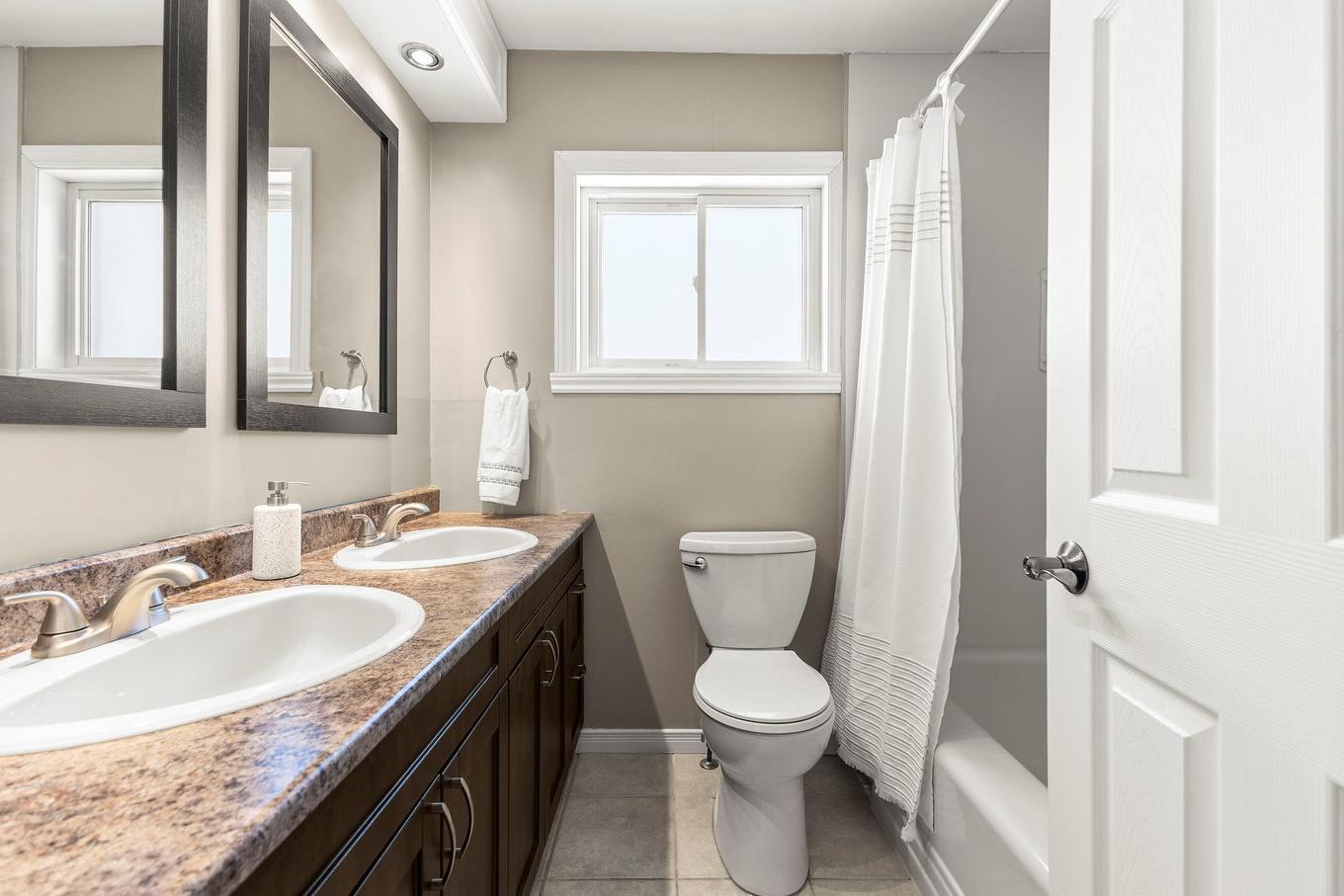 Bathroom - 28 Rue Eaton, Kirkland, QC - Indoor Photo Showing Bathroom