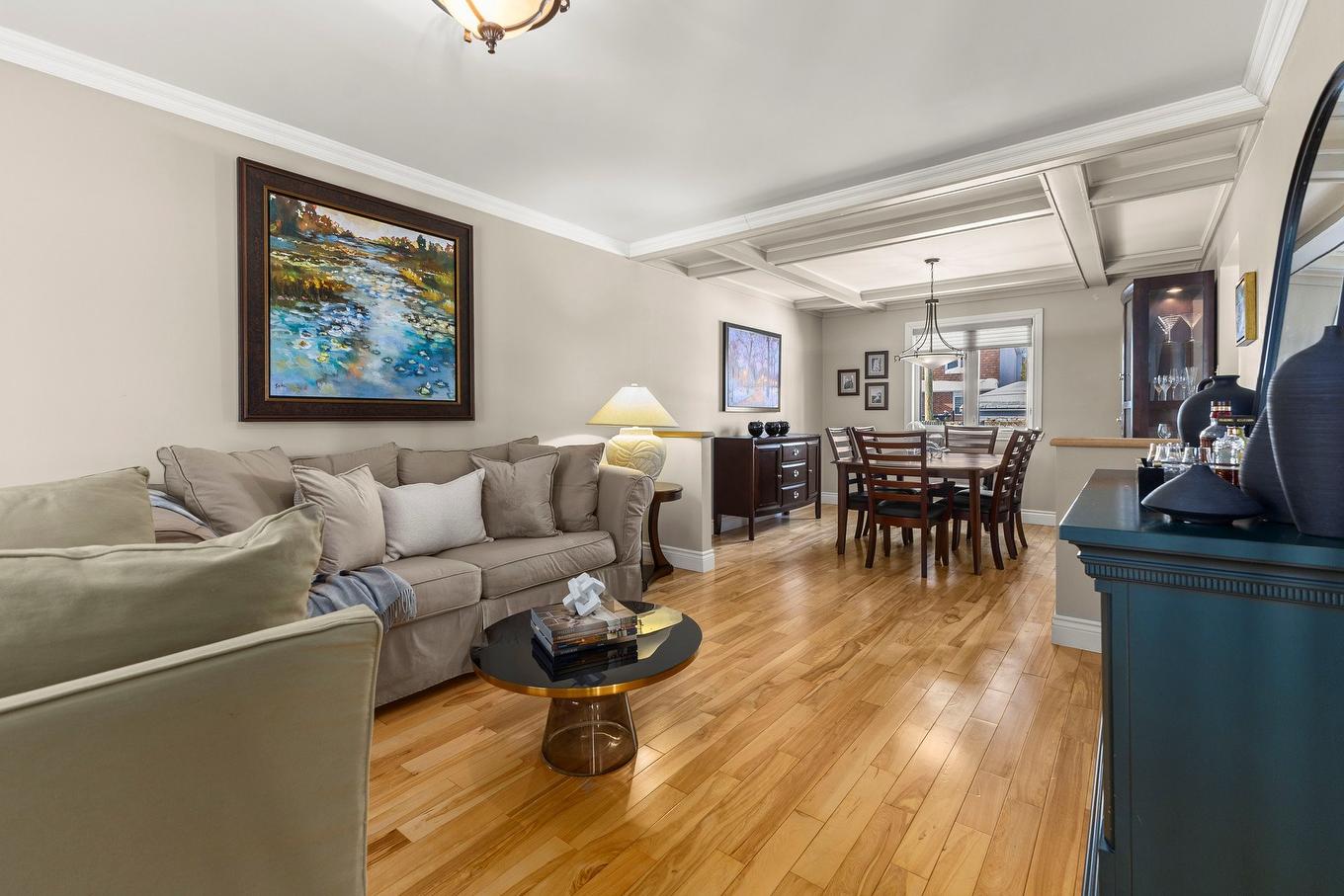 Living room - 28 Rue Eaton, Kirkland, QC - Indoor Photo Showing Living Room