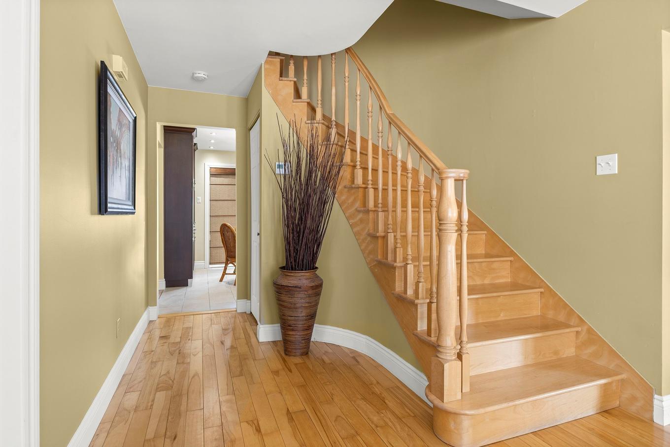 Staircase - 28 Rue Eaton, Kirkland, QC - Indoor Photo Showing Other Room
