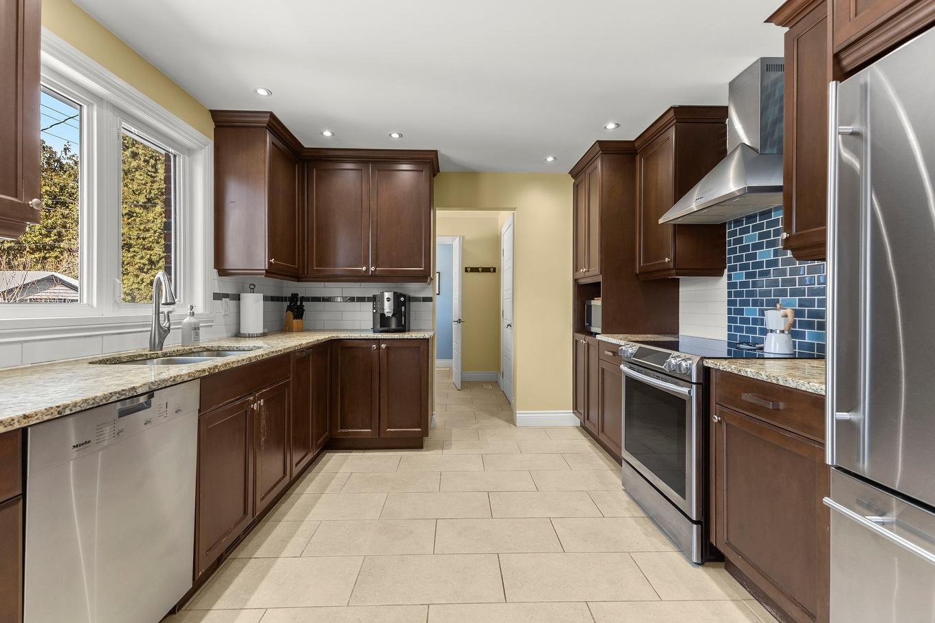 Kitchen - 28 Rue Eaton, Kirkland, QC - Indoor Photo Showing Kitchen With Double Sink