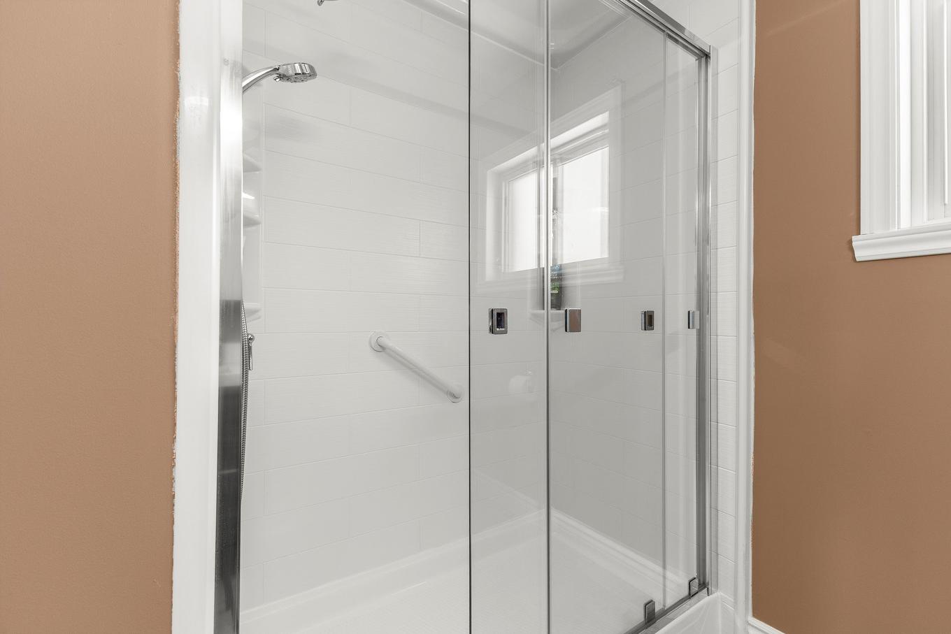 Ensuite bathroom - 28 Rue Eaton, Kirkland, QC - Indoor Photo Showing Bathroom