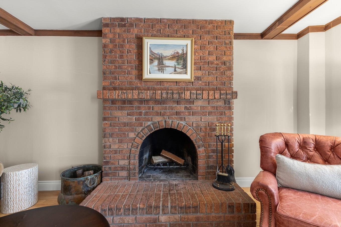 Den - 28 Rue Eaton, Kirkland, QC - Indoor Photo Showing Living Room With Fireplace