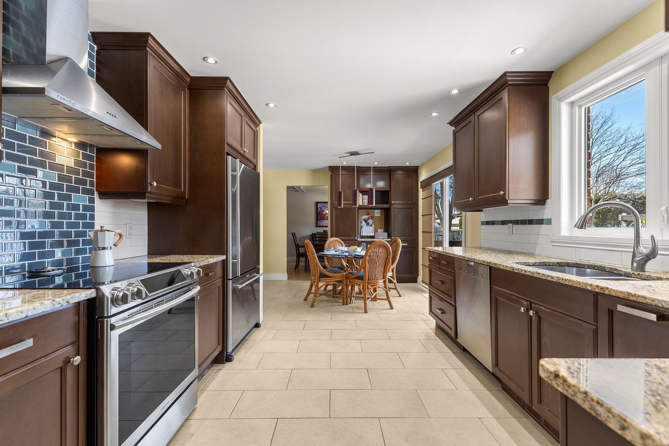 Kitchen - 28 Rue Eaton, Kirkland, QC - Indoor Photo Showing Kitchen With Upgraded Kitchen