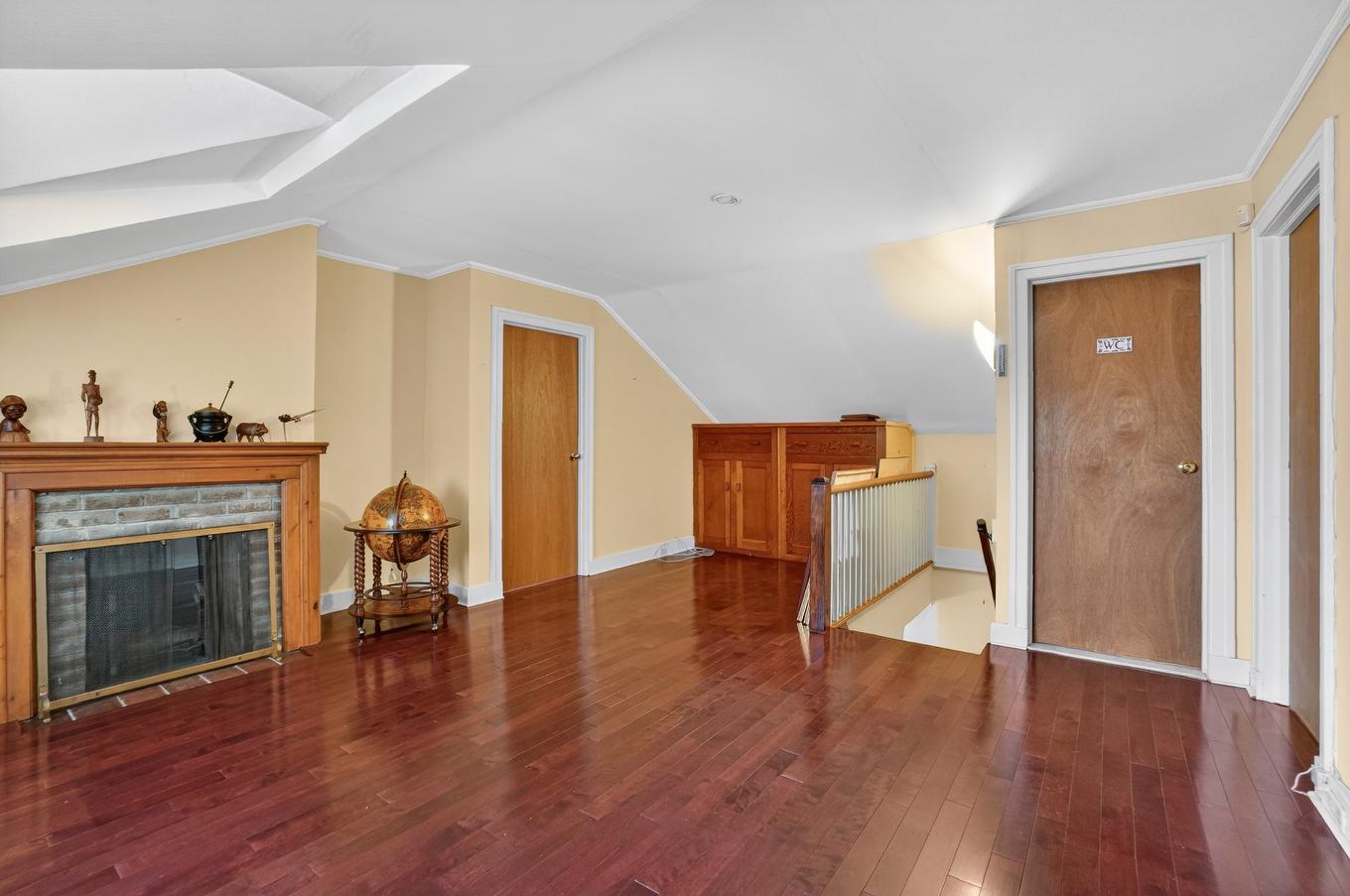 Salle familiale - 5515 Boul. Henri-Bourassa O., Montréal (Saint-Laurent), QC - Indoor With Fireplace