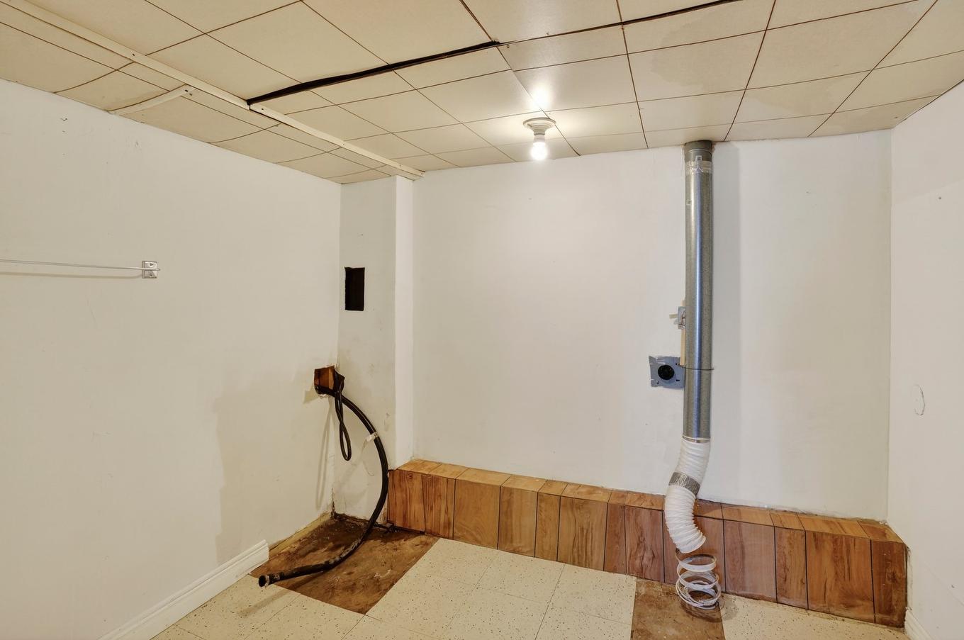 Salle de lavage - 5515 Boul. Henri-Bourassa O., Montréal (Saint-Laurent), QC - Indoor Photo Showing Other Room