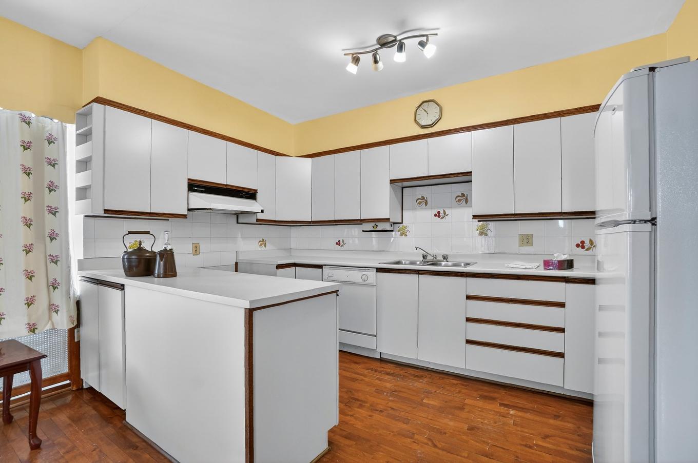 Cuisine - 5515 Boul. Henri-Bourassa O., Montréal (Saint-Laurent), QC - Indoor Photo Showing Kitchen With Double Sink