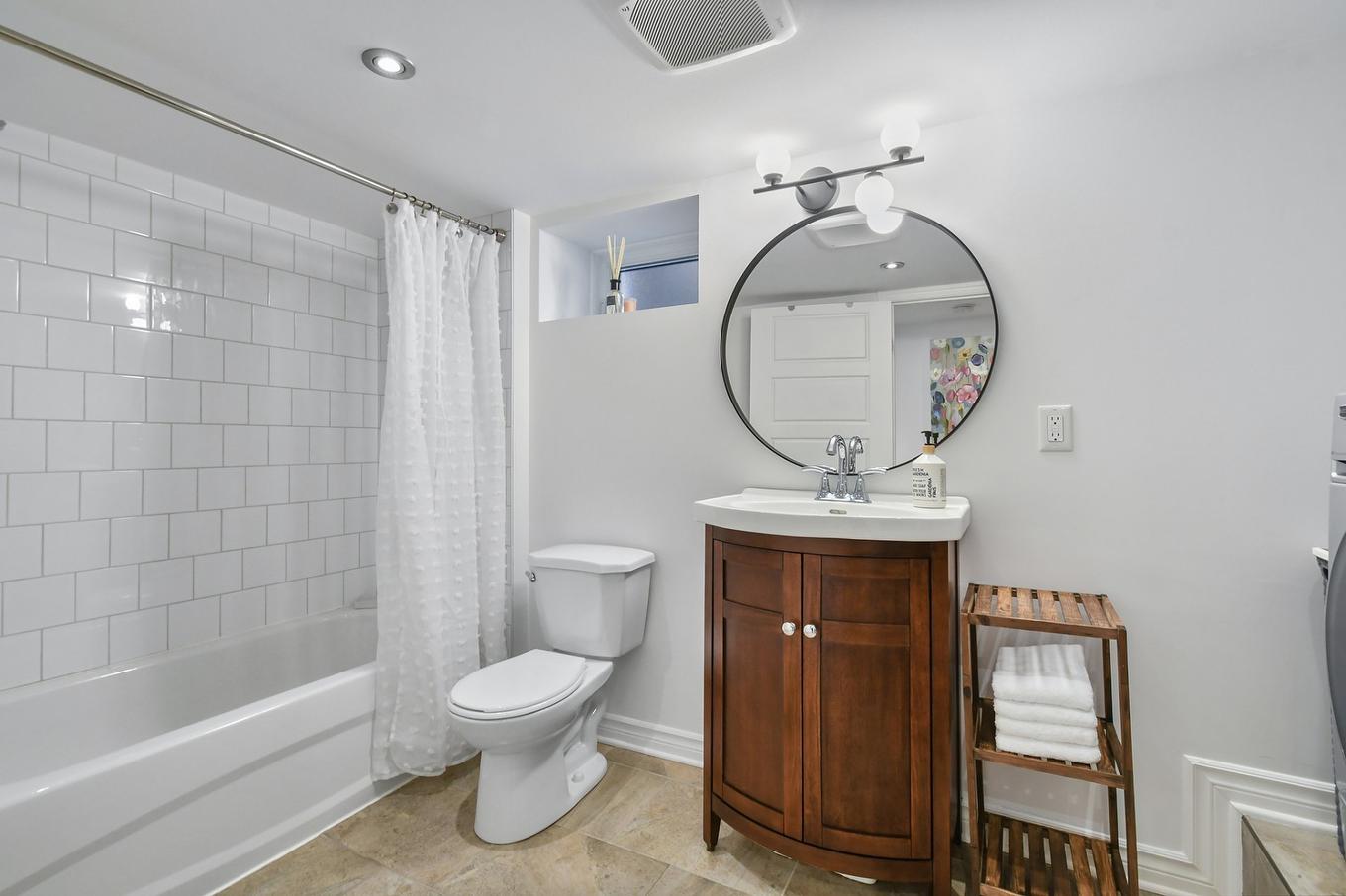 Bathroom - 9453 Rue Parthenais, Montréal (Villeray/Saint-Michel/Parc-Extension), QC - Indoor Photo Showing Bathroom