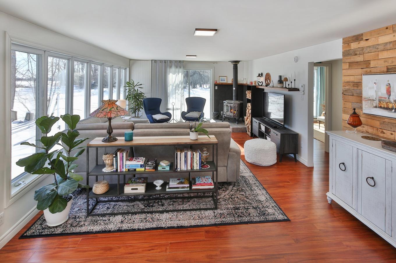 Living room - 1460 Rue Sheridan, Saint-Jean-Sur-Richelieu, QC - Indoor Photo Showing Living Room