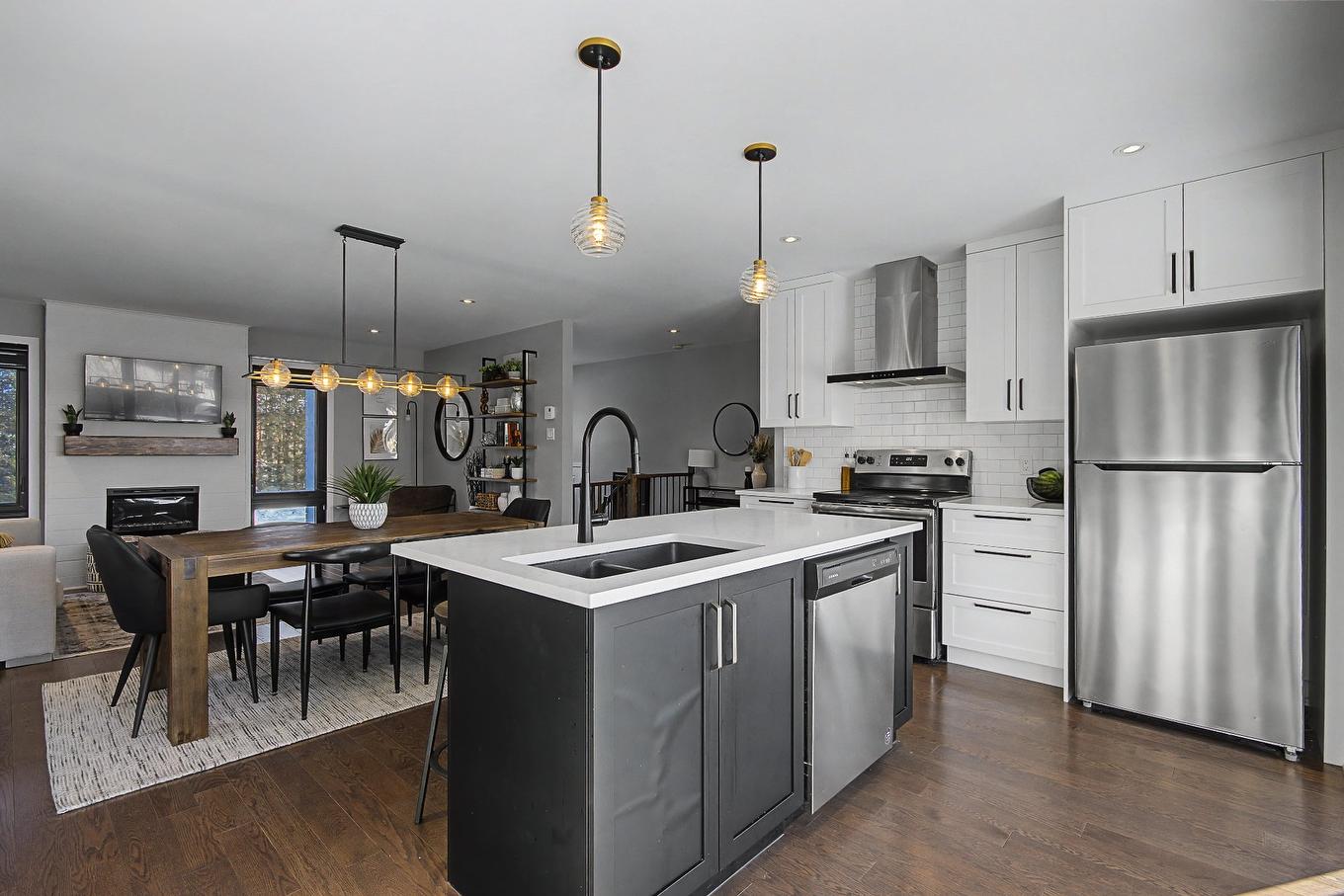 Kitchen - 98 Rue Paquin, Saint-Jean-Sur-Richelieu, QC - Indoor Photo Showing Kitchen With Double Sink With Upgraded Kitchen