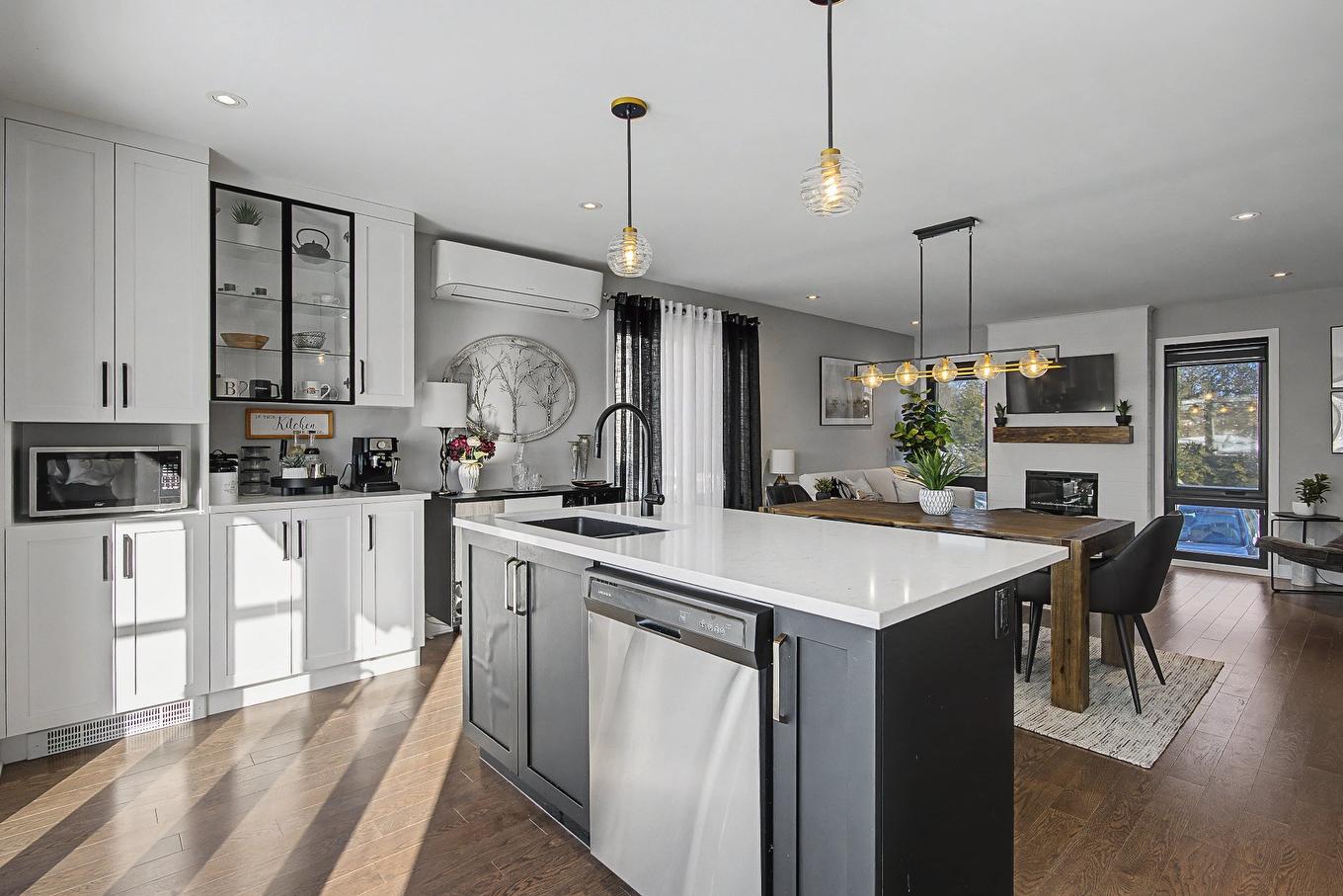 Kitchen - 98 Rue Paquin, Saint-Jean-Sur-Richelieu, QC - Indoor Photo Showing Kitchen With Upgraded Kitchen