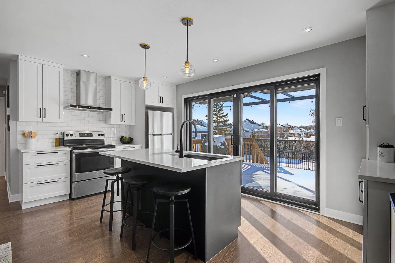 Kitchen - 98 Rue Paquin, Saint-Jean-Sur-Richelieu, QC - Indoor Photo Showing Kitchen With Upgraded Kitchen