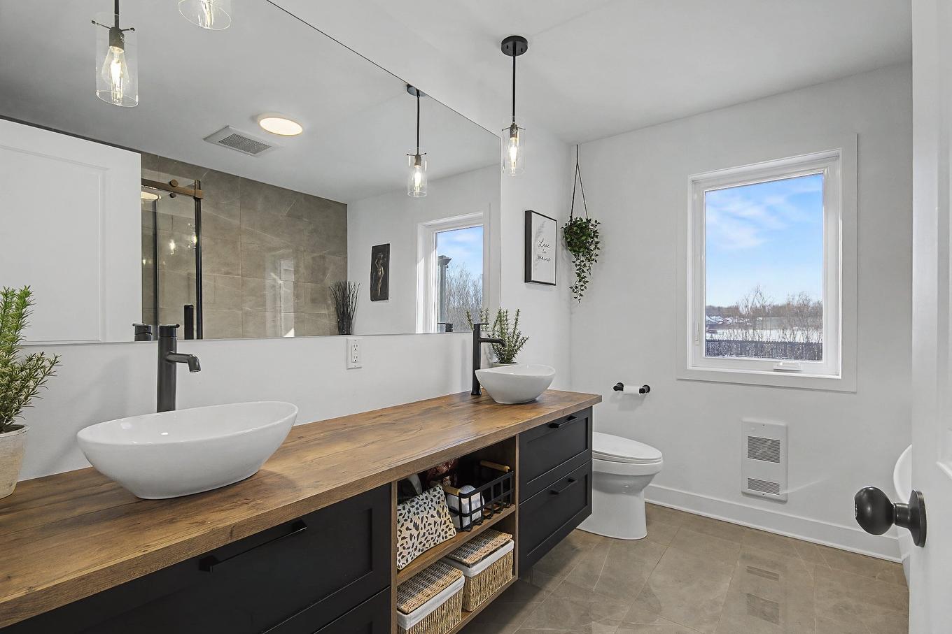 Bathroom - 98 Rue Paquin, Saint-Jean-Sur-Richelieu, QC - Indoor Photo Showing Bathroom