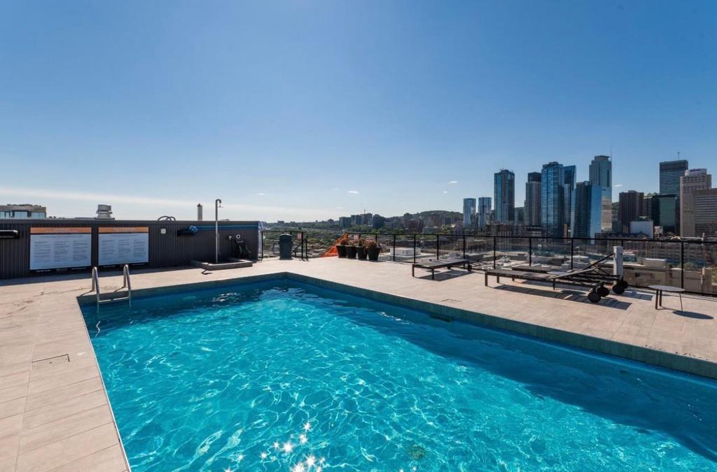 Pool - 1110-235 Rue Peel, Montréal (Le Sud-Ouest), QC - Outdoor With In Ground Pool With View