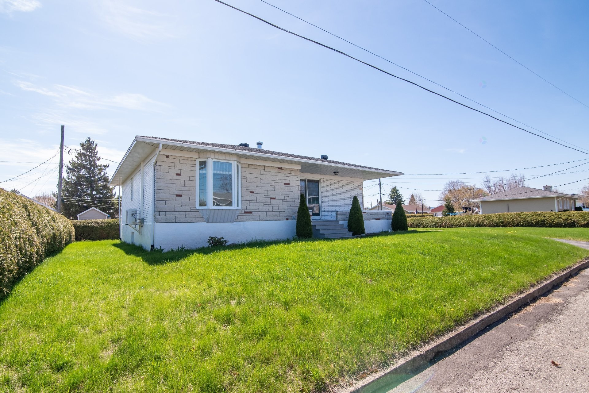 Front of Structure - 805 Av. Proulx, La Pocatière, QC - Outdoor