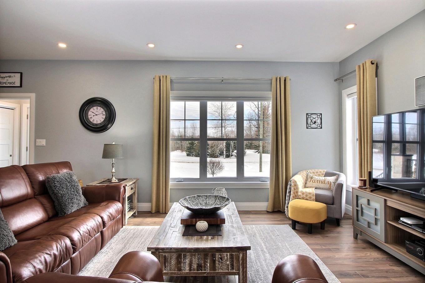 Living room - 18 Rue De Champlain, Saint-André-D'Argenteuil, QC - Indoor Photo Showing Living Room