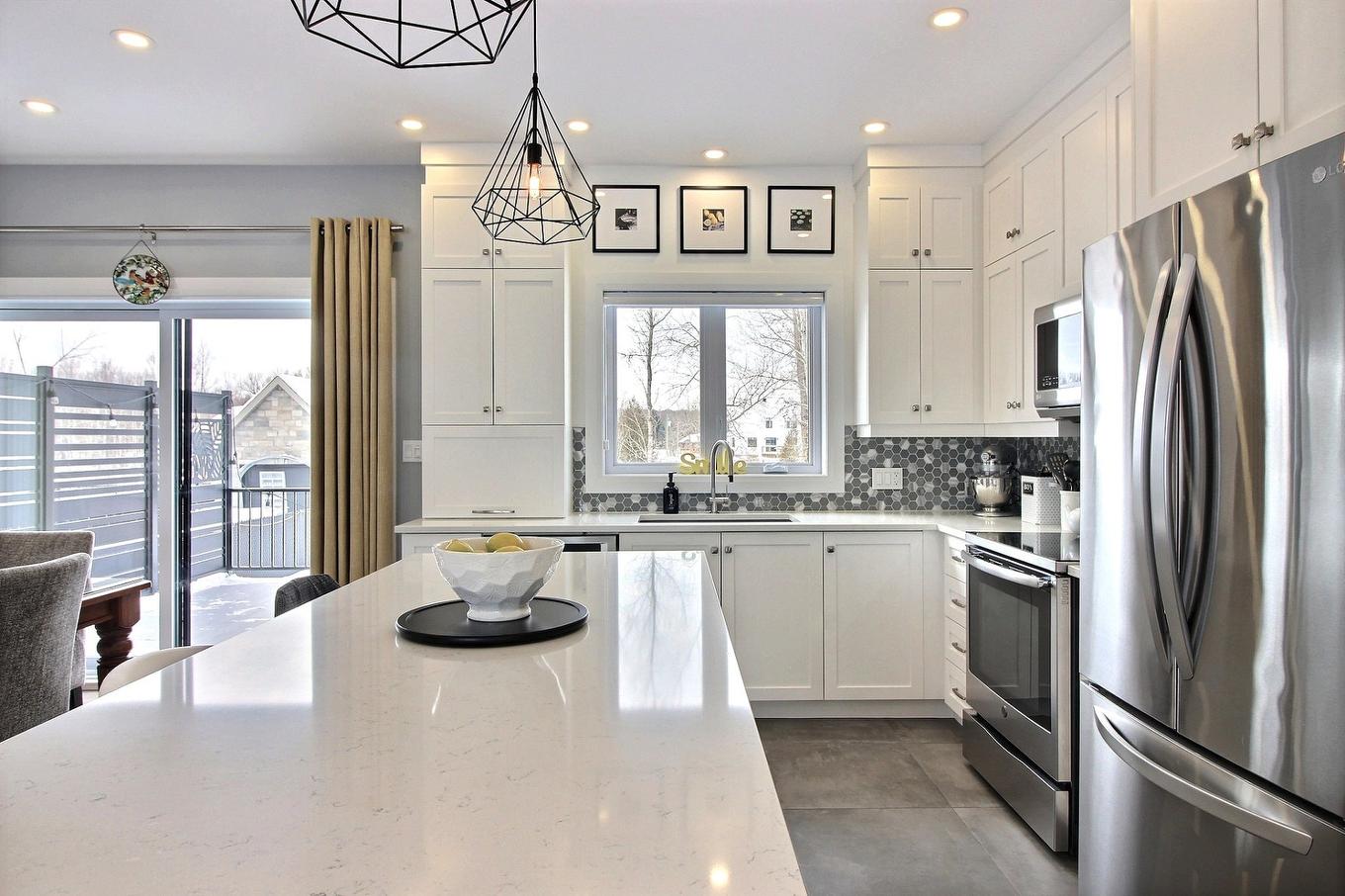 Kitchen - 18 Rue De Champlain, Saint-André-D'Argenteuil, QC - Indoor Photo Showing Kitchen With Upgraded Kitchen