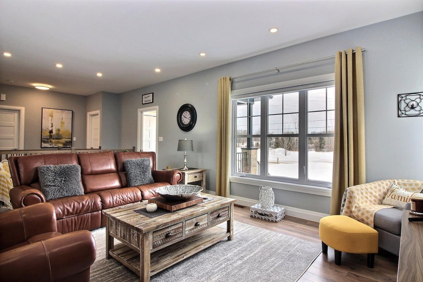 Living room - 18 Rue De Champlain, Saint-André-D'Argenteuil, QC - Indoor Photo Showing Living Room