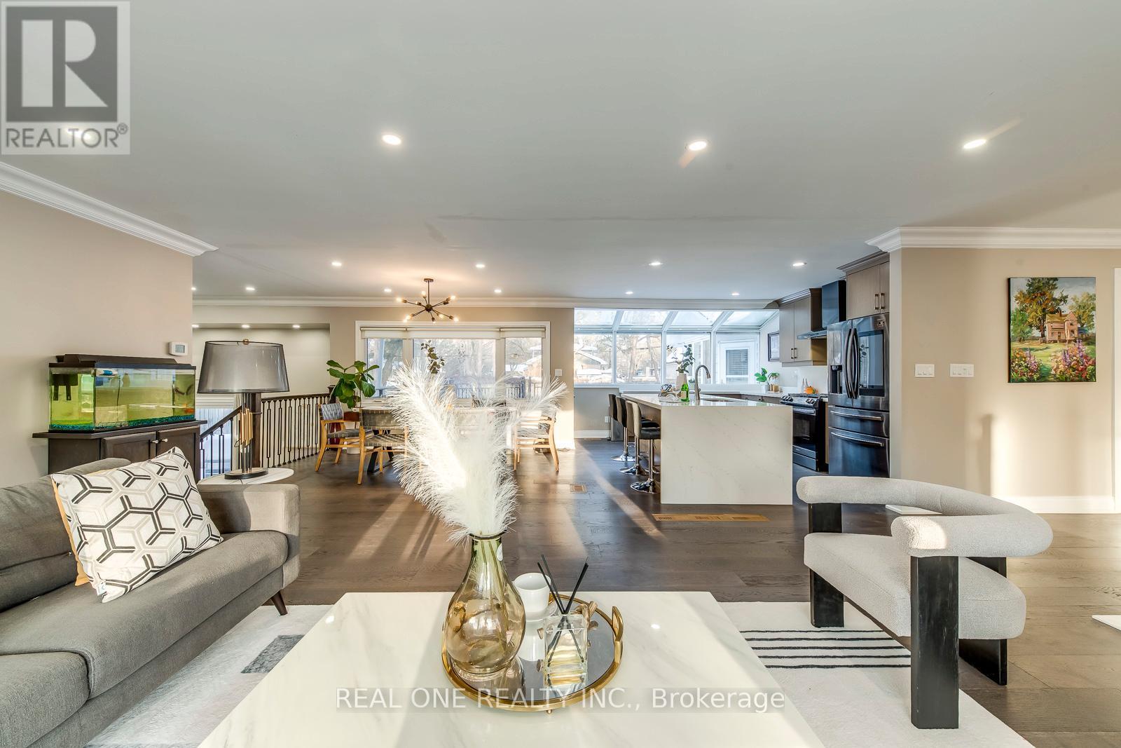 1399 Chriseden Drive, Mississauga, ON - Indoor Photo Showing Living Room