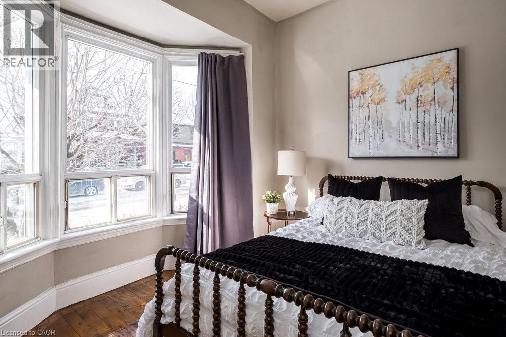 50 Macaulay Street W, Hamilton, ON - Indoor Photo Showing Bedroom