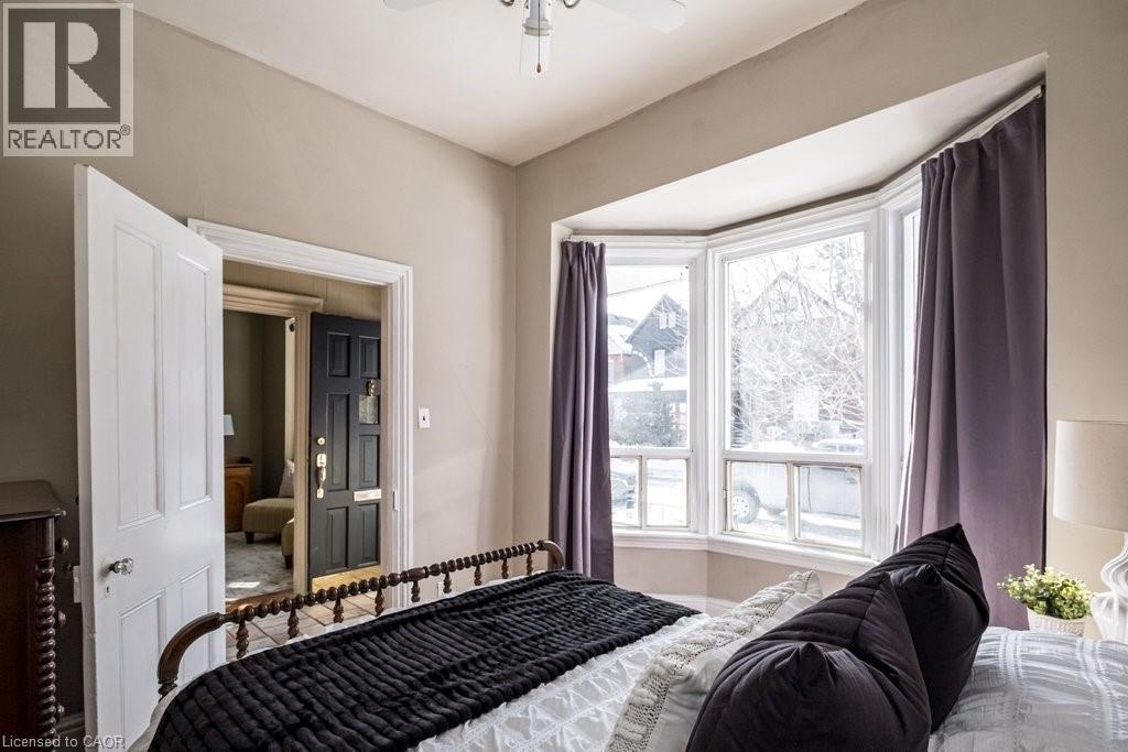 50 Macaulay Street W, Hamilton, ON - Indoor Photo Showing Bedroom