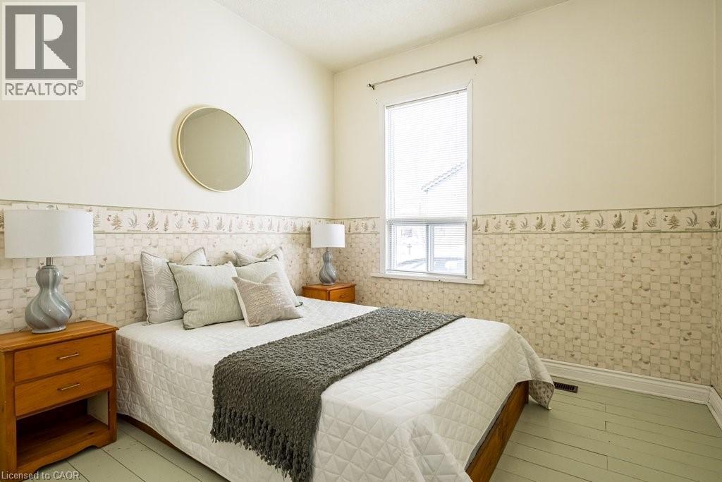 50 Macaulay Street W, Hamilton, ON - Indoor Photo Showing Bedroom