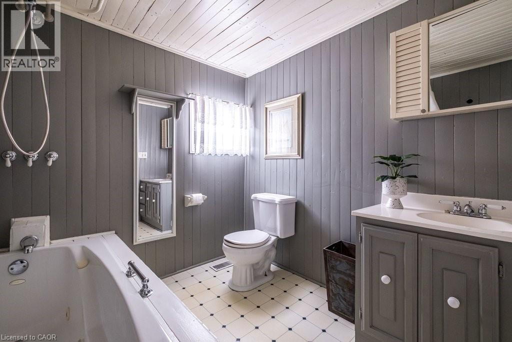 50 Macaulay Street W, Hamilton, ON - Indoor Photo Showing Bathroom