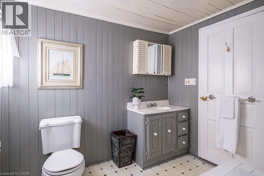 50 Macaulay Street W, Hamilton, ON - Indoor Photo Showing Bathroom