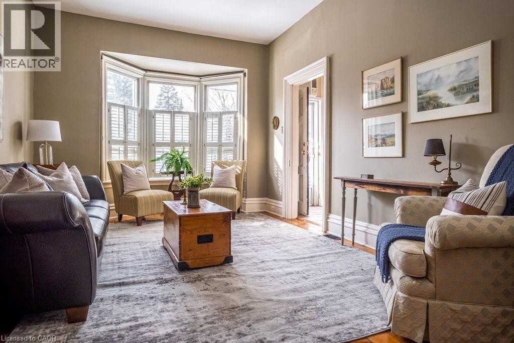 50 Macaulay Street W, Hamilton, ON - Indoor Photo Showing Living Room