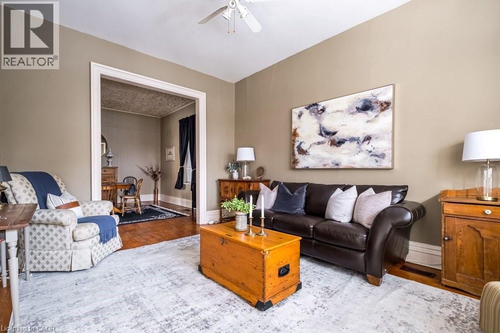 50 Macaulay Street W, Hamilton, ON - Indoor Photo Showing Living Room