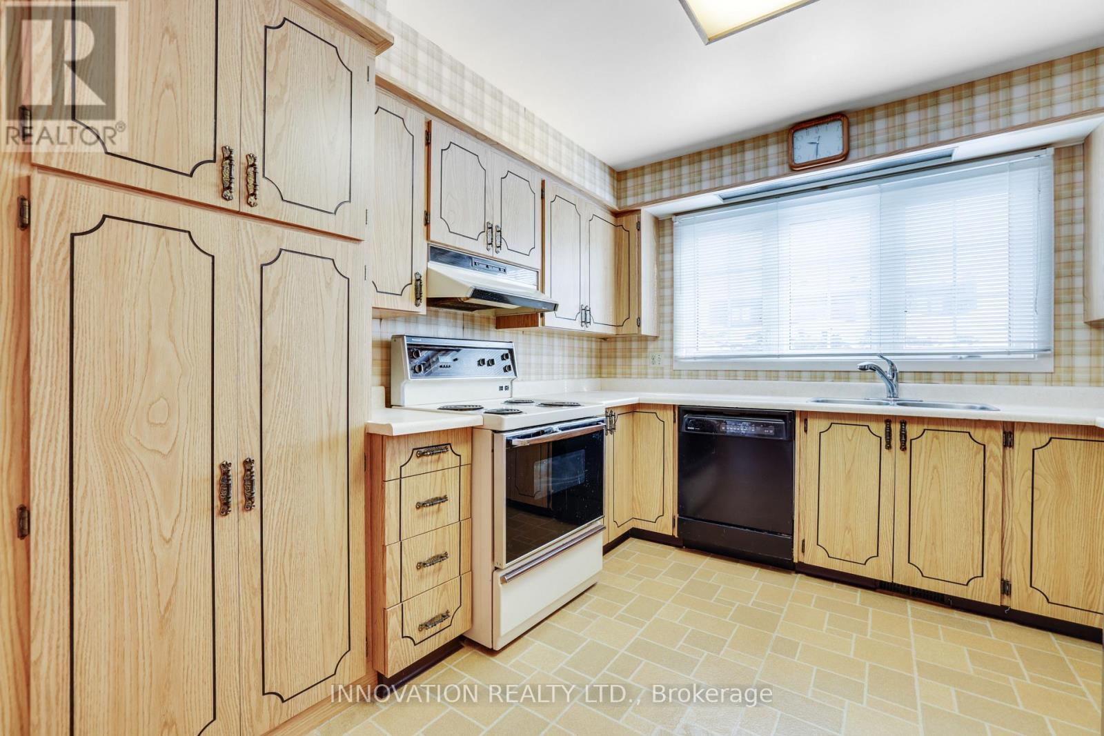 U Shaped kitchen - 935 Parkhaven Avenue, Ottawa, ON - Indoor Photo Showing Kitchen