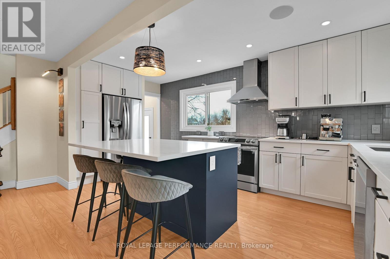 328 Pleasant Park Road, Ottawa, ON - Indoor Photo Showing Kitchen With Upgraded Kitchen