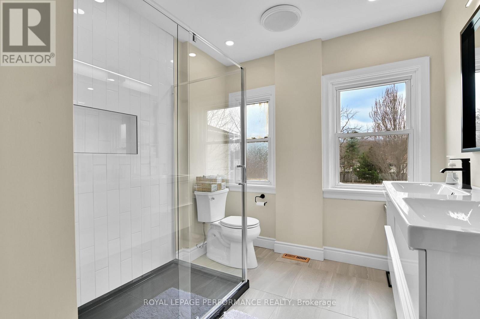 328 Pleasant Park Road, Ottawa, ON - Indoor Photo Showing Bathroom