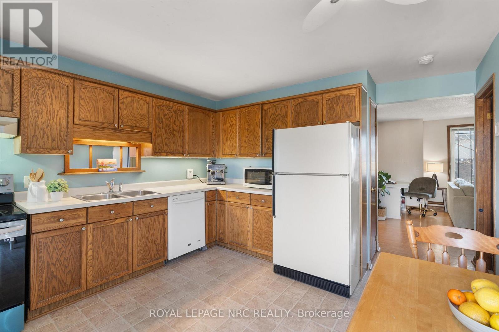 163 Pine Street S, Thorold (Thorold Downtown), ON - Indoor Photo Showing Kitchen With Double Sink