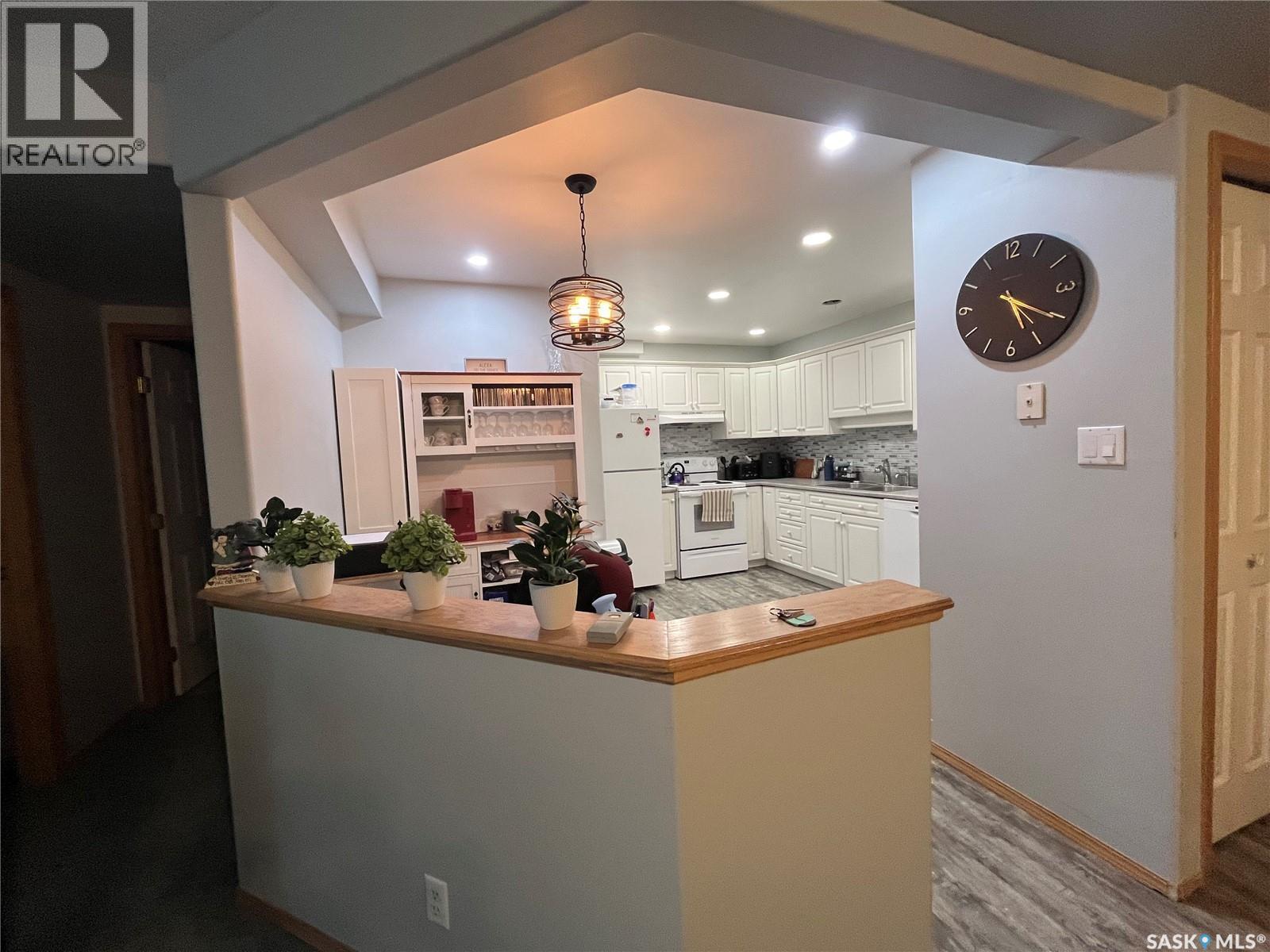 106 331 Macoun Drive, Swift Current, SK - Indoor Photo Showing Kitchen