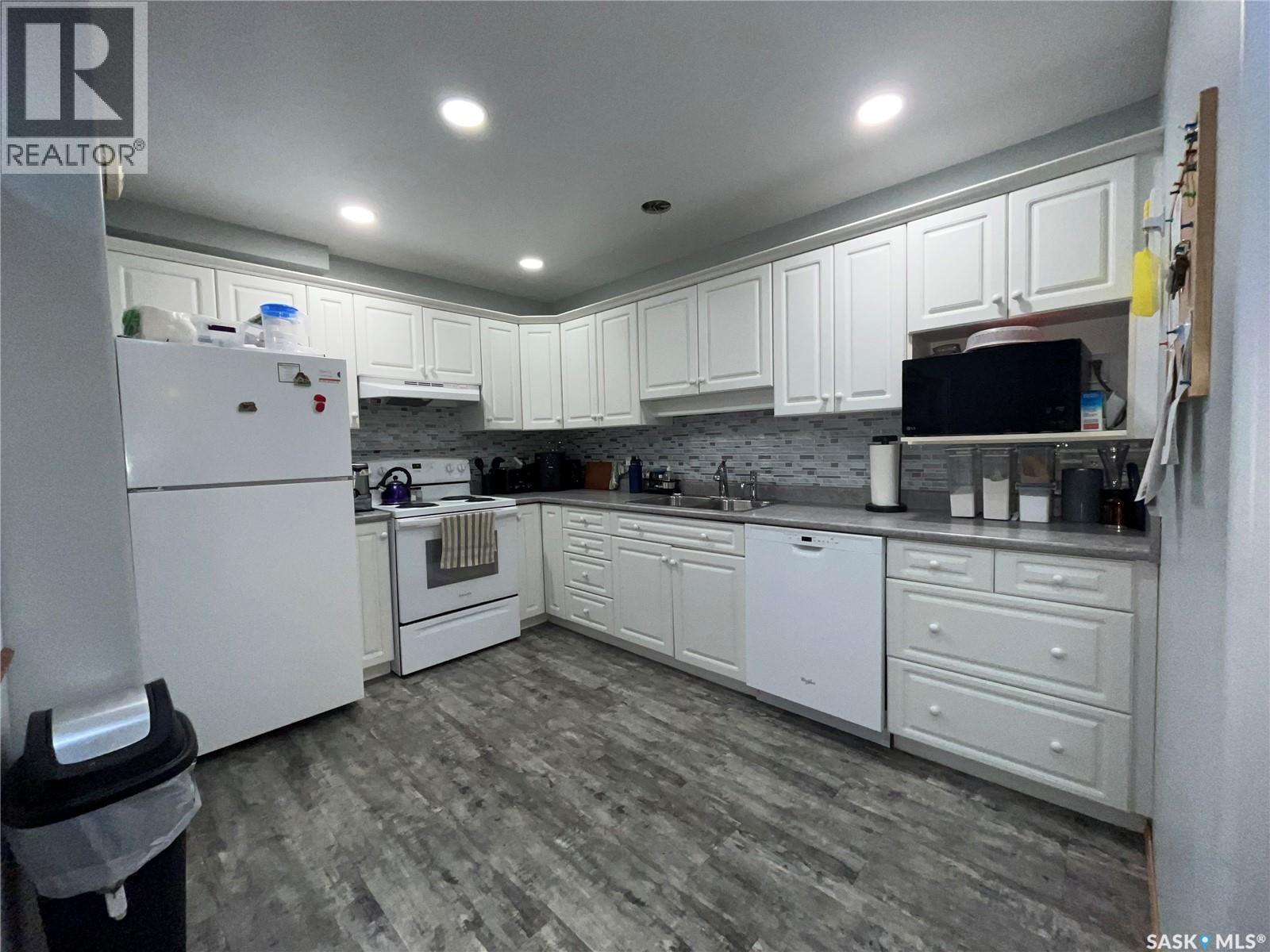106 331 Macoun Drive, Swift Current, SK - Indoor Photo Showing Kitchen