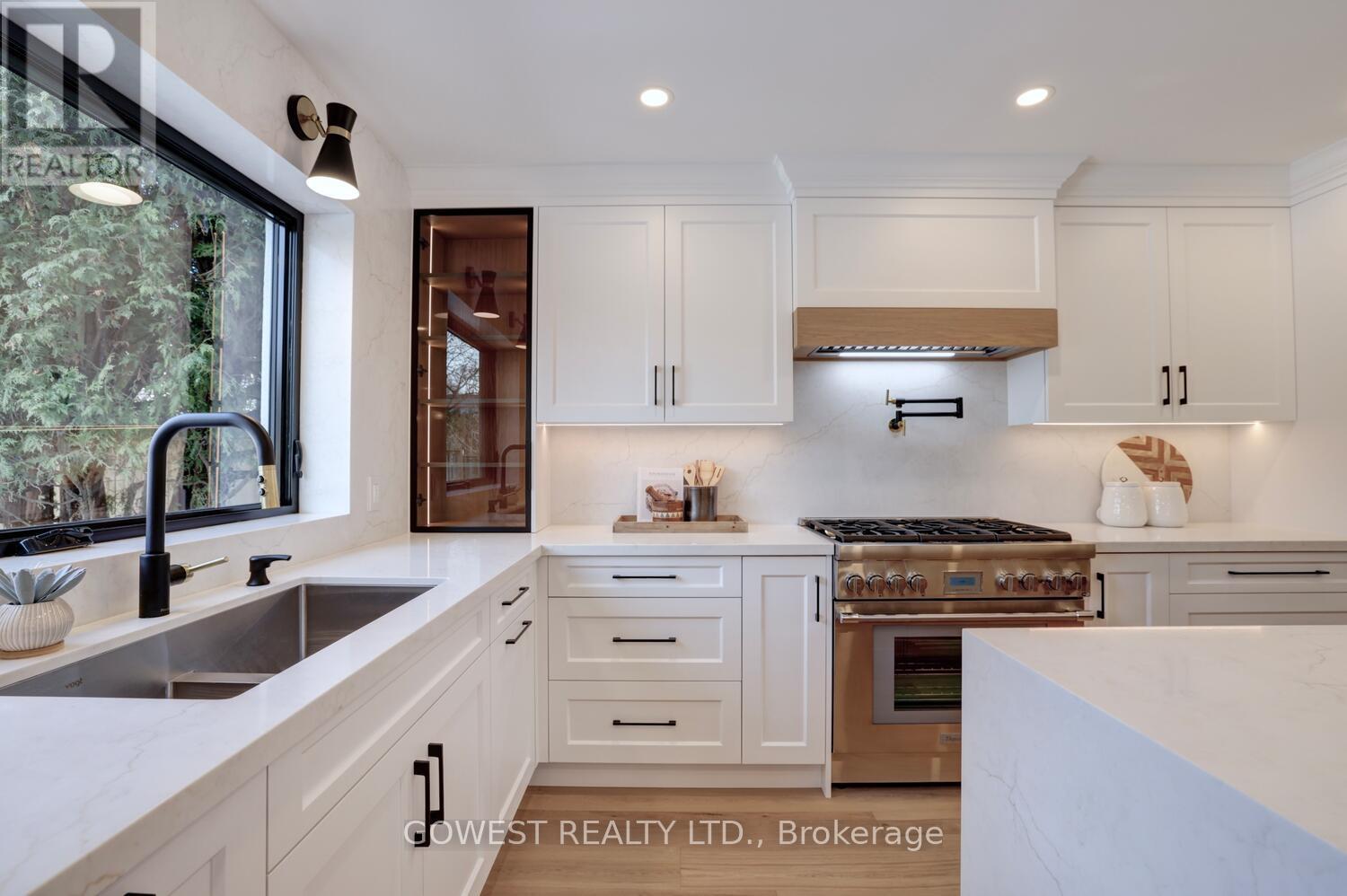 981 Valdese Drive, Mississauga, ON - Indoor Photo Showing Kitchen With Double Sink With Upgraded Kitchen