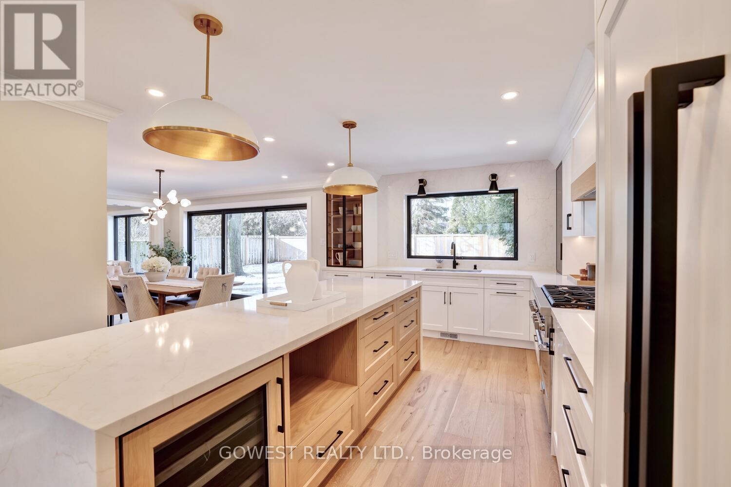 981 Valdese Drive, Mississauga, ON - Indoor Photo Showing Kitchen With Upgraded Kitchen